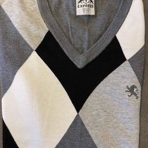 Men Express Cotton argyle sweater v neck extra large gray,black slightly used.